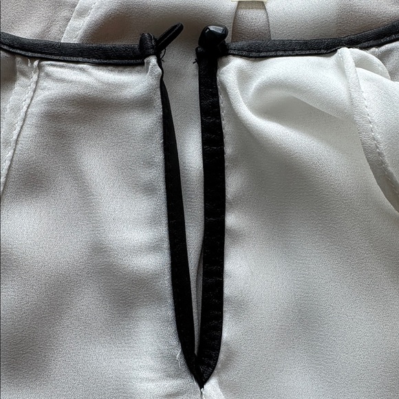 Fun 2 Fun White and Black Sleeveless Blouse - Picture 14 of 14